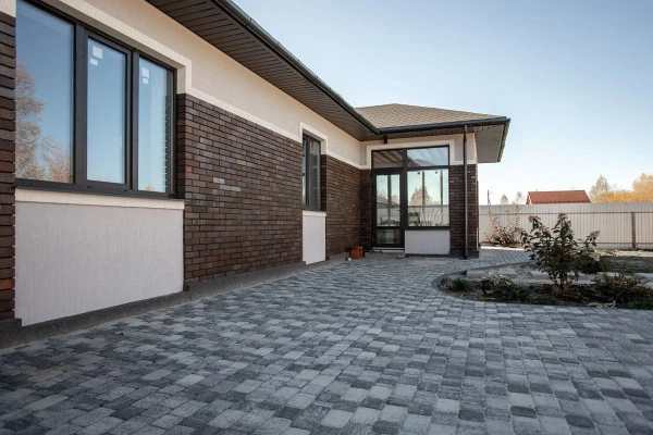 Благоустройство дома: плитка в цвете Антрацит и шаговые дорожки