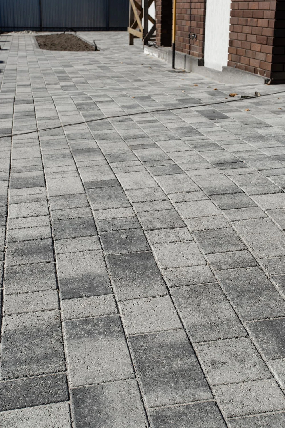 Благоустройство дома: плитка в цвете Антрацит и шаговые дорожки