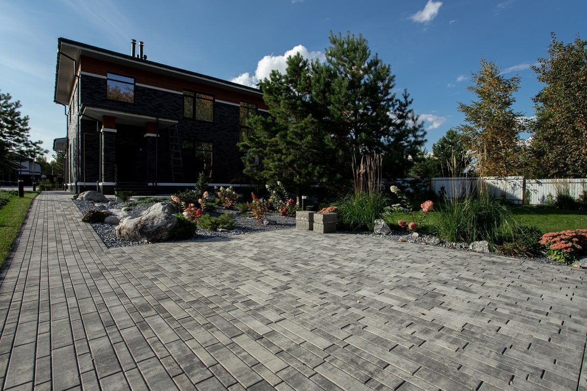 Ландшафтный дизайн в Тюмени с плиткой Ригель, Трио, 300х900 мм Ландшафтный дизайн в Тюмени с плиткой Ригель, Трио, 300х900 мм