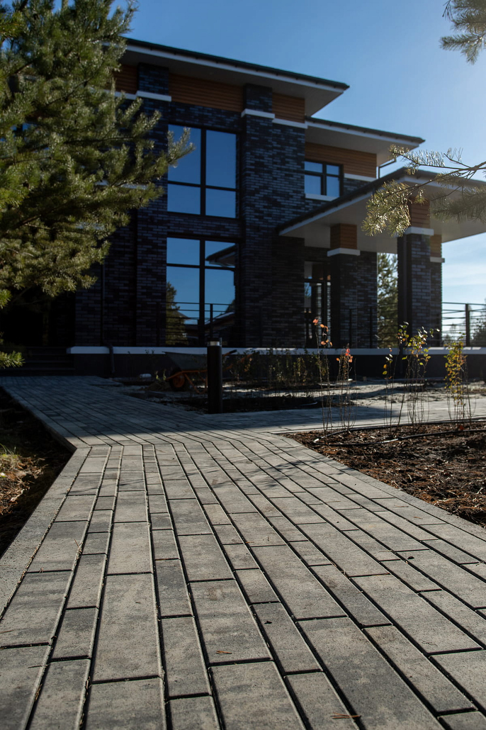 Ландшафтный дизайн в Тюмени с плиткой Ригель, Трио, 300х900 мм Ландшафтный дизайн в Тюмени с плиткой Ригель, Трио, 300х900 мм