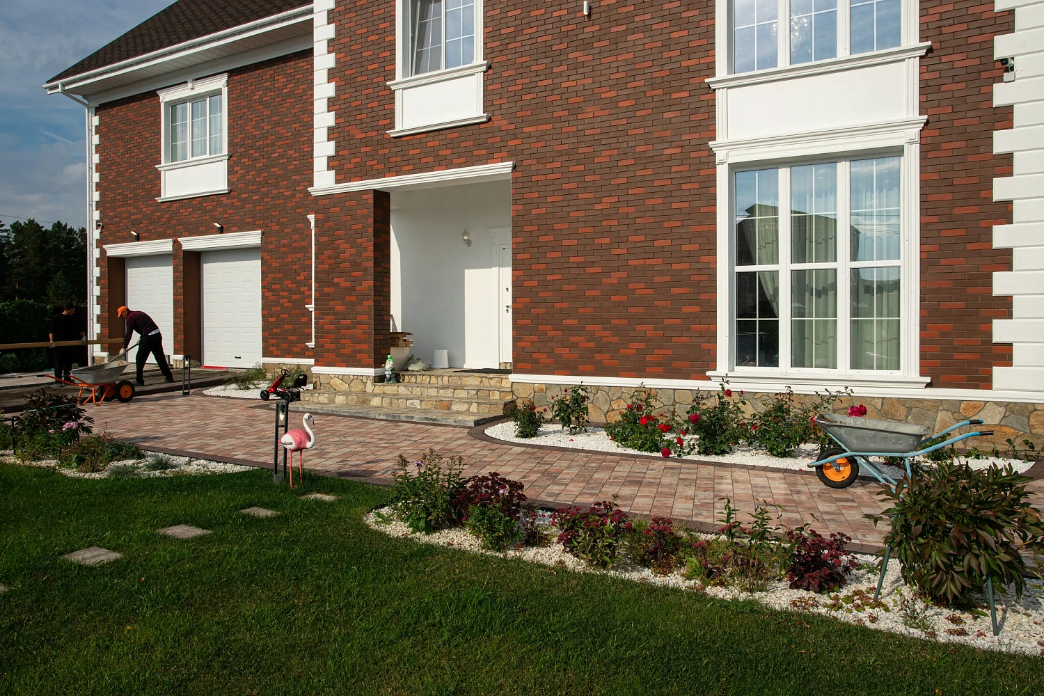 Благоустройство участка под ключ с тротуарными дорожками цвета Клен