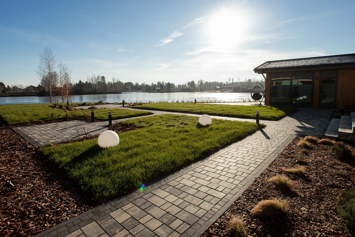 Укладка тротуарной плиты на участке с озером