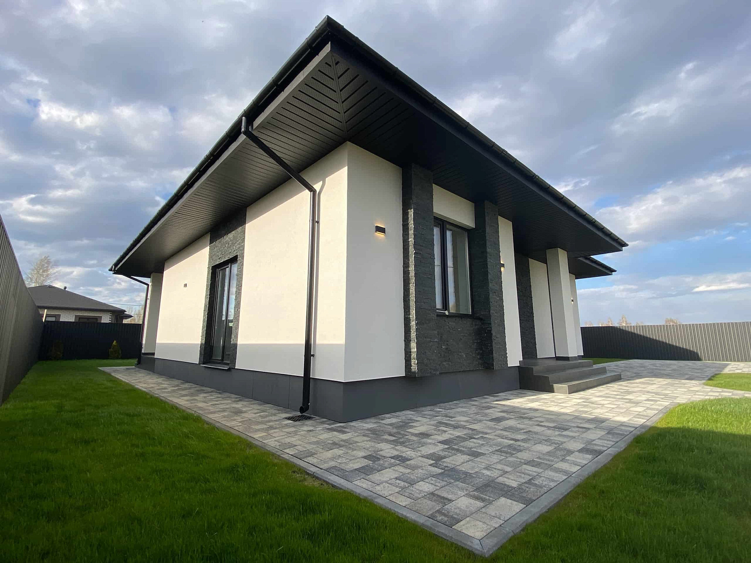 Частная территория с плиткой Старый Город в цвете Антрацит