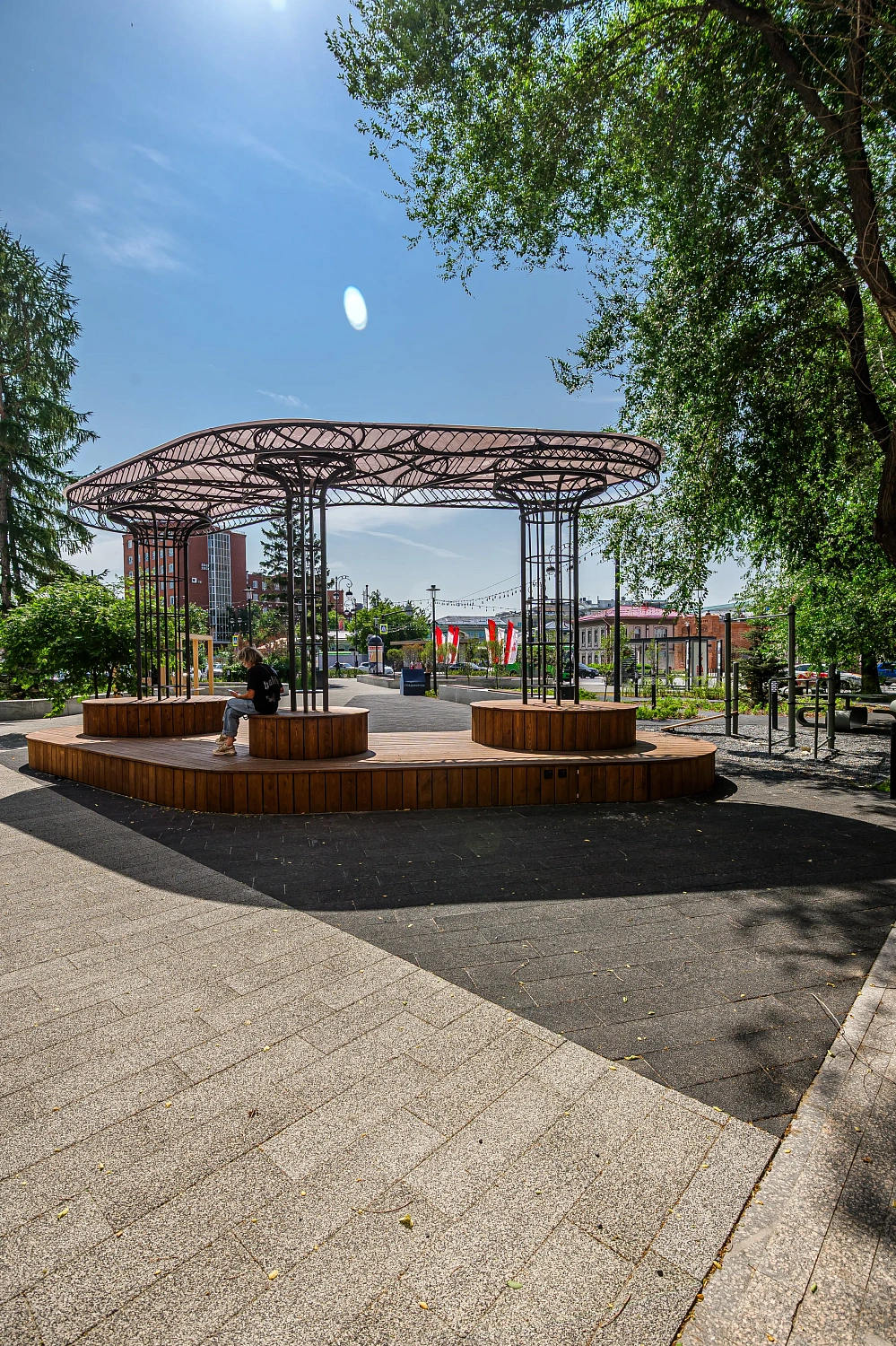 Сквер с историей географов открыли по улице Дзержинского в Тюмени