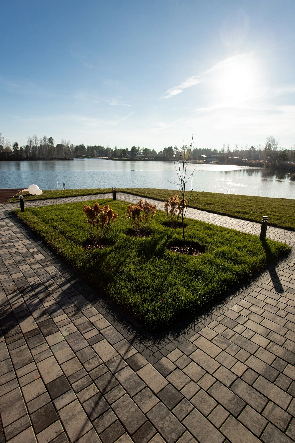 Укладка тротуарной плиты на участке с озером