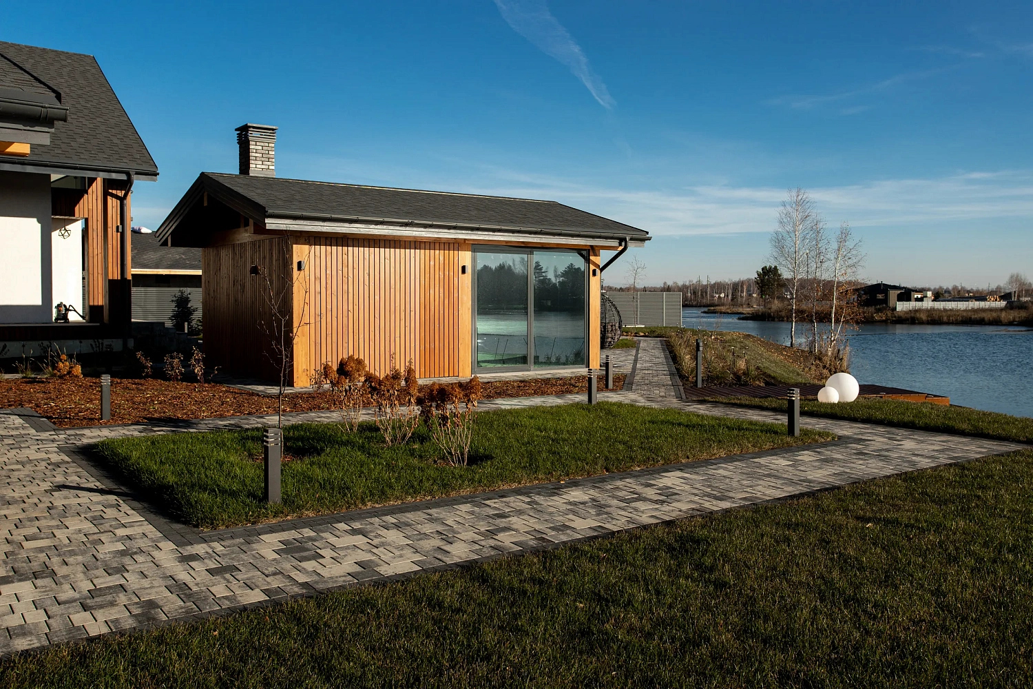 Укладка тротуарной плиты на участке с озером