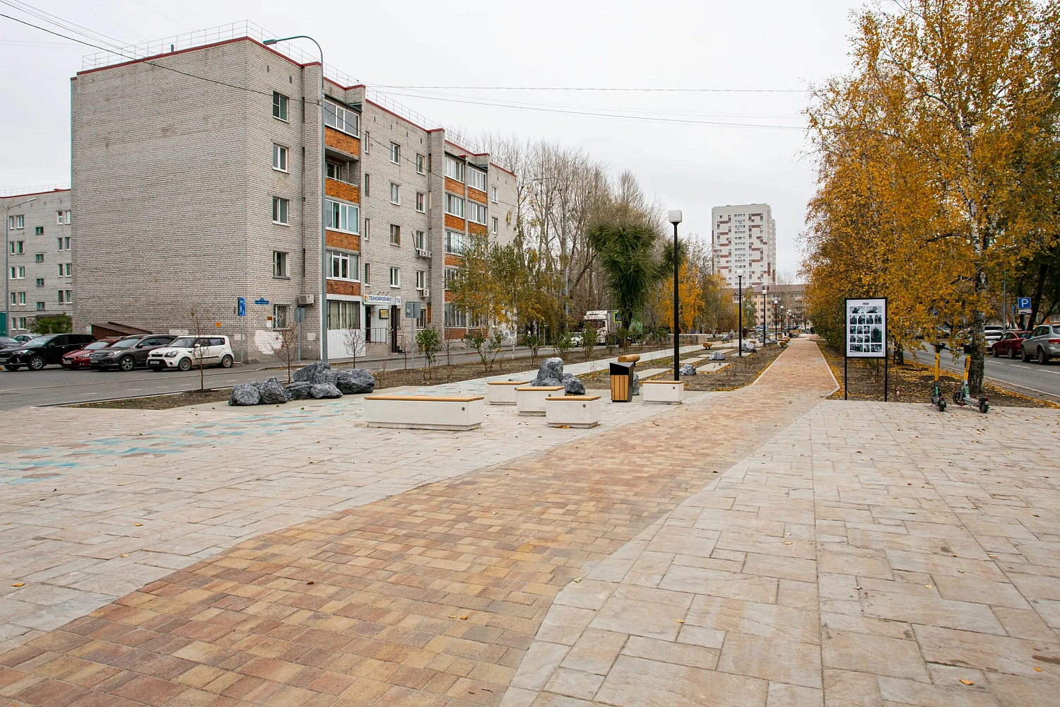 Аллея Первых на проезде Геологоразведчиков в Тюмени